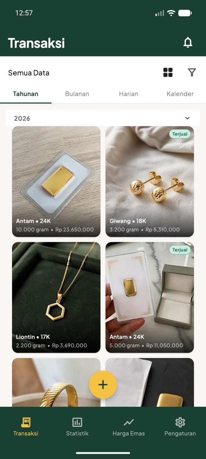 Layar Transaksi dalam tampilan Gambar: foto batangan Antam, giwang, liontin, dan cincin dalam kisi dua kolom, masing-masing dengan kadar, berat, dan nilainya, serta tanda Terjual pada barang yang sudah dijual.